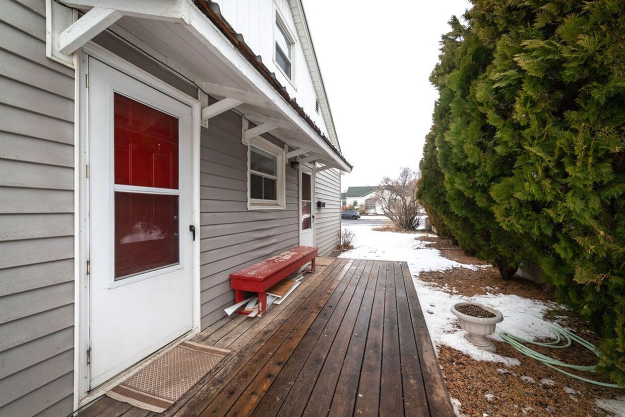 Foto principal - 172-172 NE Juniper St