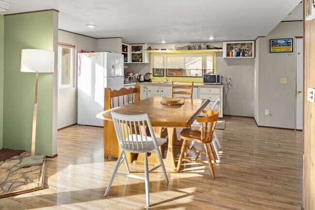 Foto del edificio - Spacious 2-Bed, 1-Bath Rental with Bonus Room & Large Lot