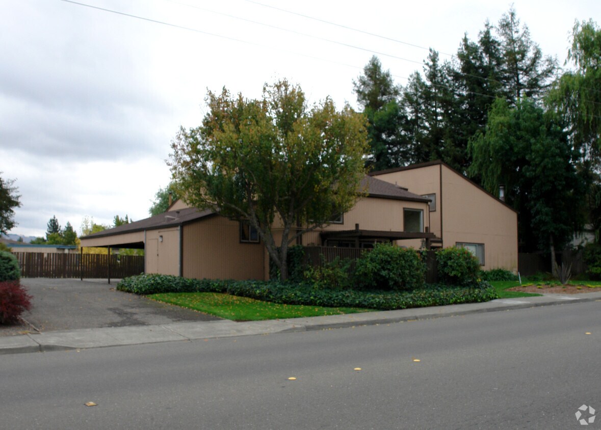 Building Photo - 2440 Tachevah Dr