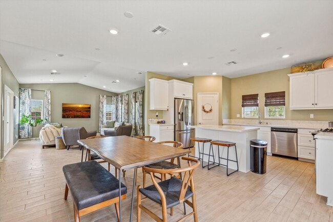 Foto del edificio - Elegant Corner-Lot Home in the Verano Comm...