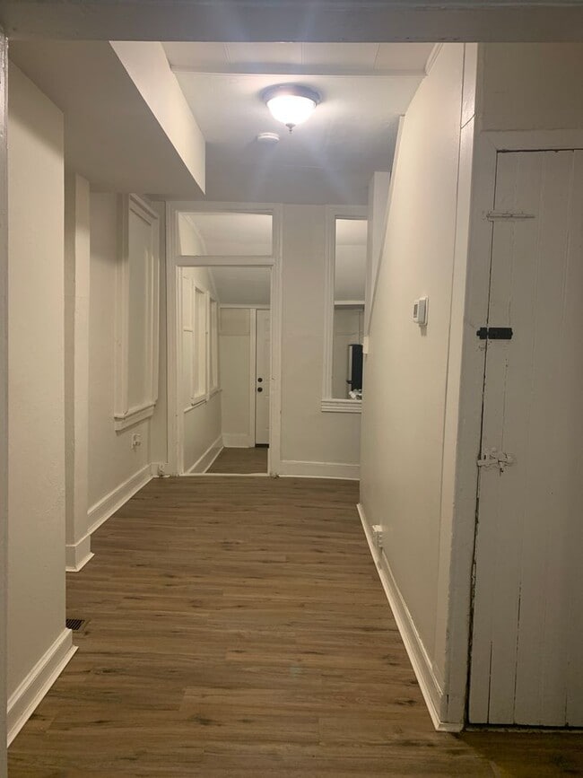 Building Photo - Cozy 1 Bedroom House with bonus loft, yard...