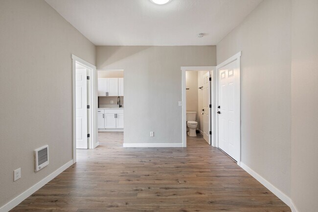 Building Photo - Fully Renovated 1 Bed 1 Bath - Near PDX Airport