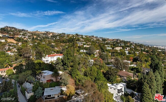 Foto del edificio - 9255 Doheny Rd