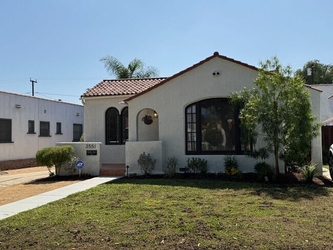 Foto del edificio - Classic Spanish Revival in California Heig...