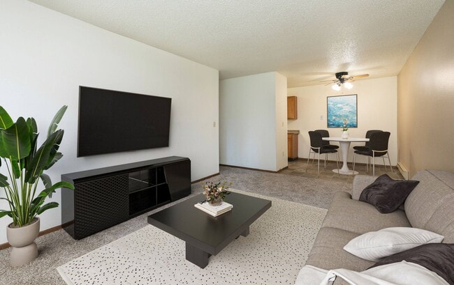 Fargo, ND Maplewood Bend Apartments | Living - Maplewood Bend