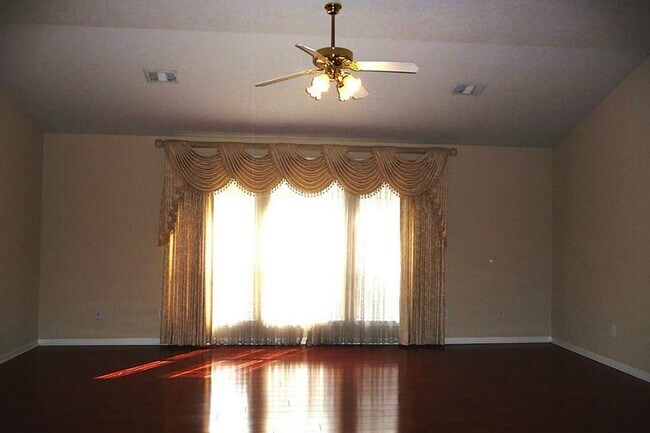 Building Photo - 211 Hartwood Ct