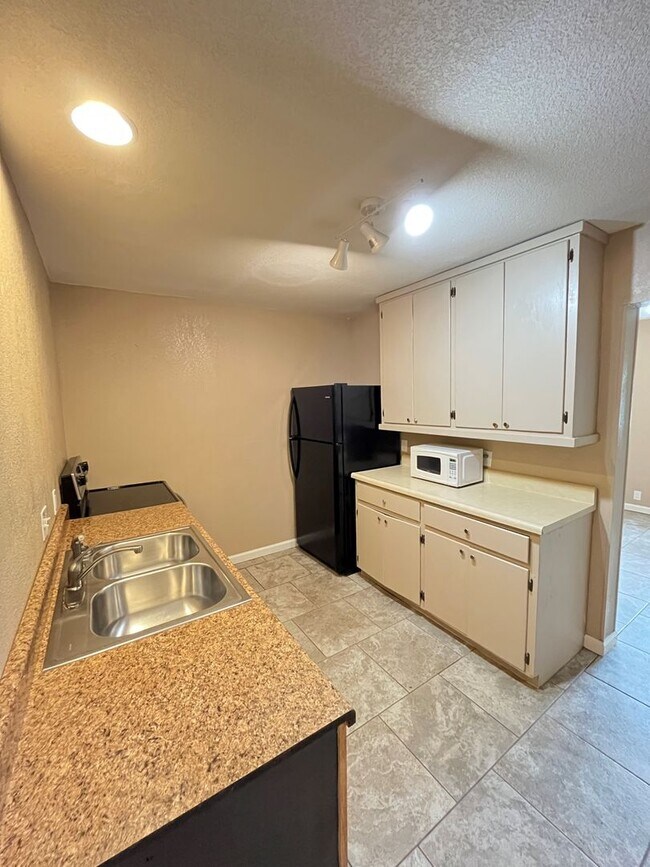 Foto del edificio - 1 bedroom 1 bath apartment off house