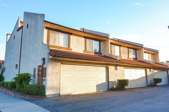 Building Photo - >>>>> TWO BEDROOM 1.5 BATHS TOWN-HOME STYL...