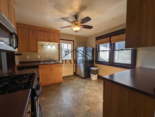 Building Photo - Charming single family home with beautiful...