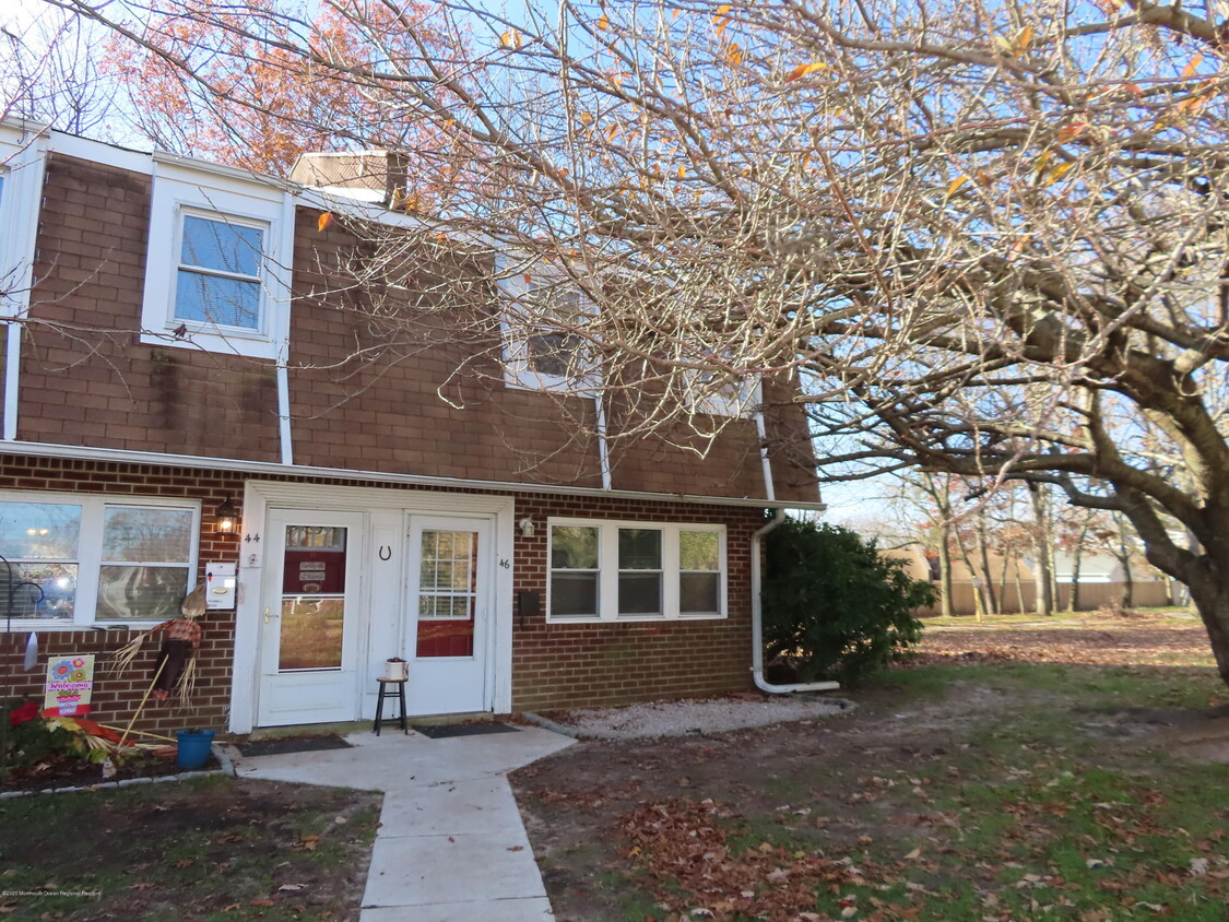 Primary Photo - 46 Briar Mills Dr