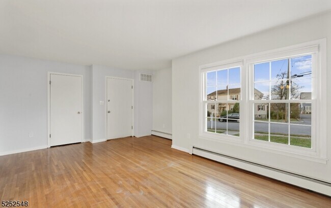 Foto del edificio - 10 Roseland Ave