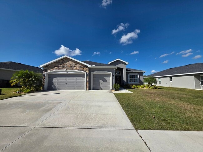 Foto del edificio - GORGEOUS 4-Bedroom, 3-Bathroom Pool Home, ...