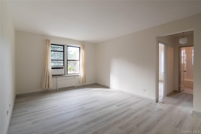 Foto del edificio - 170-06 Crocheron Ave