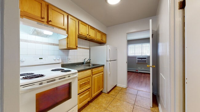 Building Photo - 1340 W Pratt Blvd