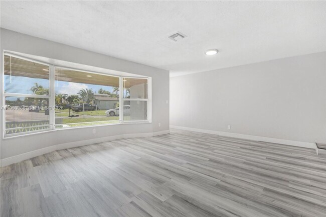 Foto del edificio - 3303 NW 37th Ave