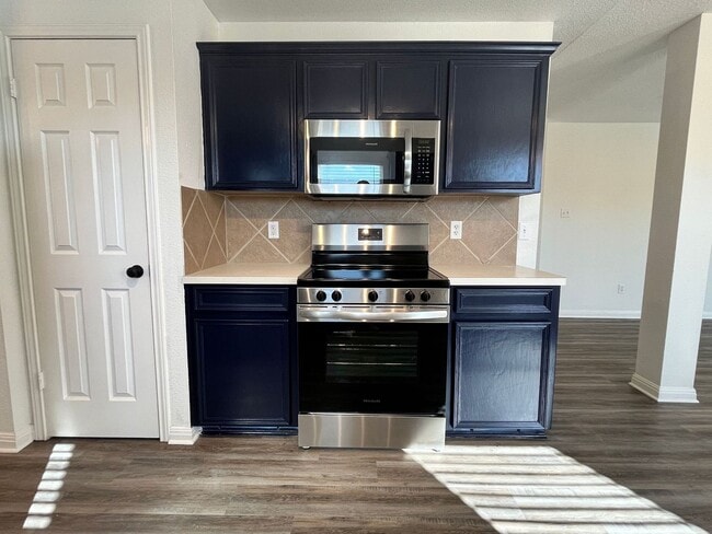 Building Photo - AVAILABLE NOW!