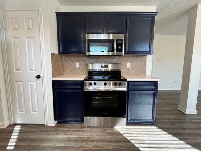 Foto del edificio - AVAILABLE NOW!