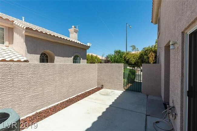 Building Photo - Charming 3-Bedroom Henderson Townhome