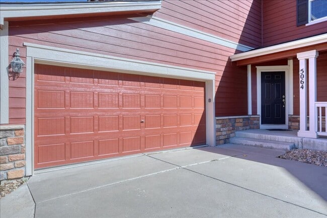 Photo - Awesome 3bed/3bath/2car garage on a quiet street in Aurora! House