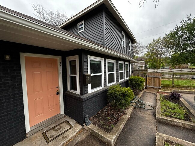 Foto del edificio - 3309 Harris Park Ave