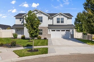 Building Photo - 655 N Sevenoaks Ave