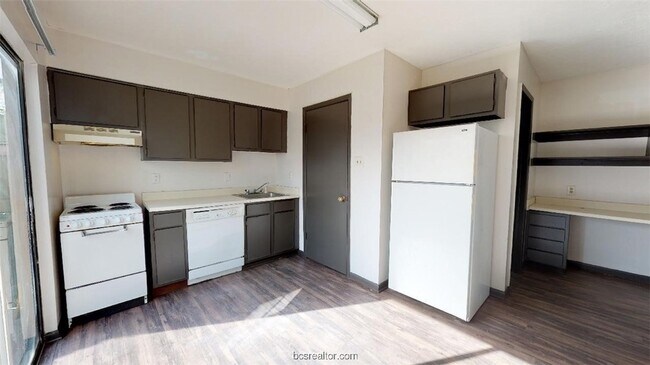 Building Photo - 725 Peppertree Dr