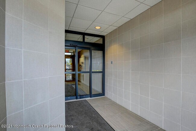 Foto del edificio - 1 Channel Dr