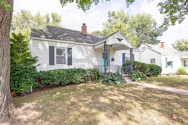 Foto del edificio - 3BR Cottage with Large Backyard, Garage and a Basement!
