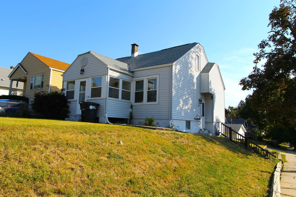 Large 3 bedroom with Open Floor Plan! Close to all the shopping and dining of Aksarben! Close to ... - Large 3 bedroom with Open Floor Plan! Close to all the shopping and dining of Aksarben! Close to ...