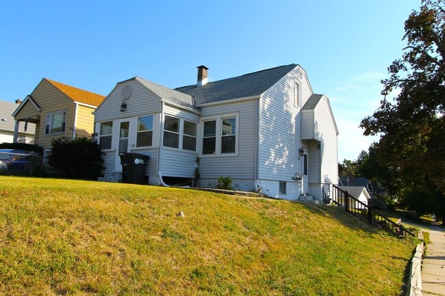 Large 3 bedroom with Open Floor Plan! Close to all the shopping and dining of Aksarben! Close to ... - Large 3 bedroom with Open Floor Plan! Close to all the shopping and dining of Aksarben! Close to ... House