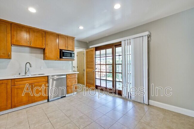 Building Photo - 3843 Rhoda Dr