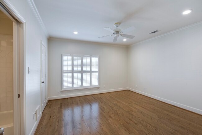 Foto del edificio - 5144 Chevy Chase Dr