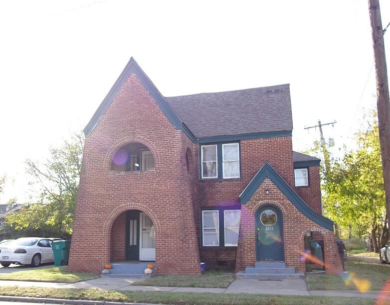 Foto principal - 2211 N Shartel Ave