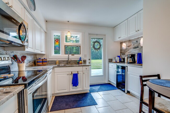 Building Photo - 3747 Spruce Dr
