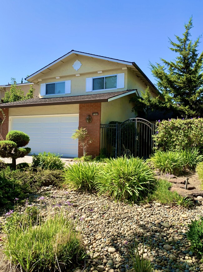 Building Photo - 1633 Aster Ln