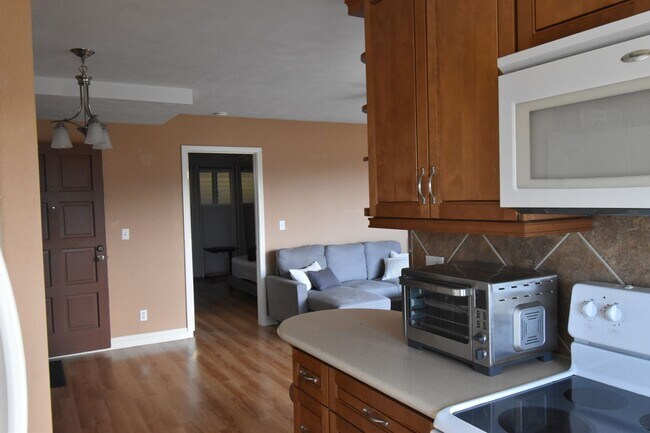 Building Photo - One Bedroom One Bathroom Furnished Condo