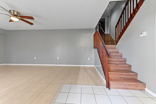 Building Photo - 619 6th Way