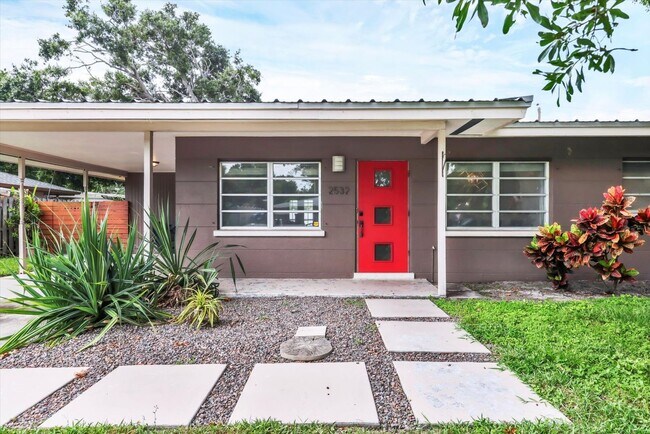 Foto del edificio - Charming 3 Bed/2 Bath + Den Home in Ringling Park – Minutes to Downtown Sarasota!