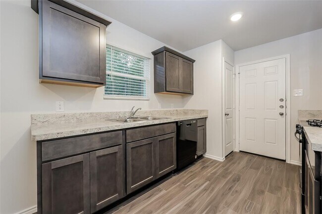 Foto del edificio - 22308 Merlin St