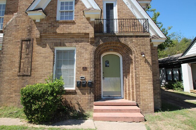 Building Photo - College Ave Triplex