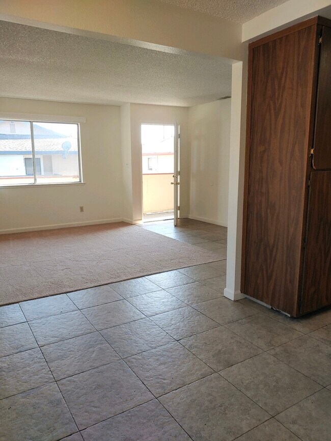 Building Photo - Spacious 3 bedroom 1.5 bathroom condo in S...