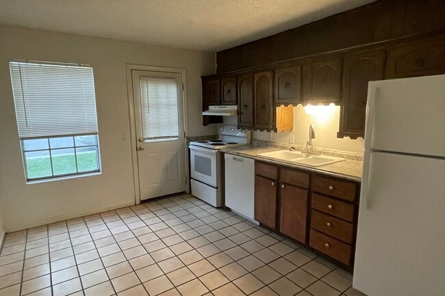 2 bdr kitchen - Paramount Place Apartments