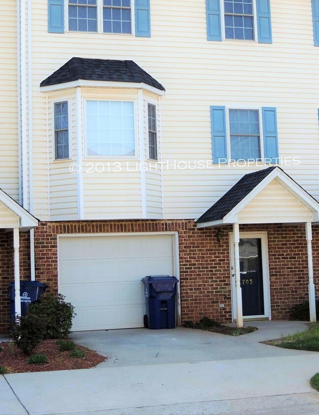 Primary Photo - Spacious 3 BR Townhome in Wyndhurst!