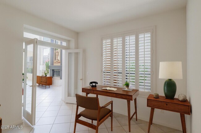 Foto del edificio - 8100 E Camelback Rd