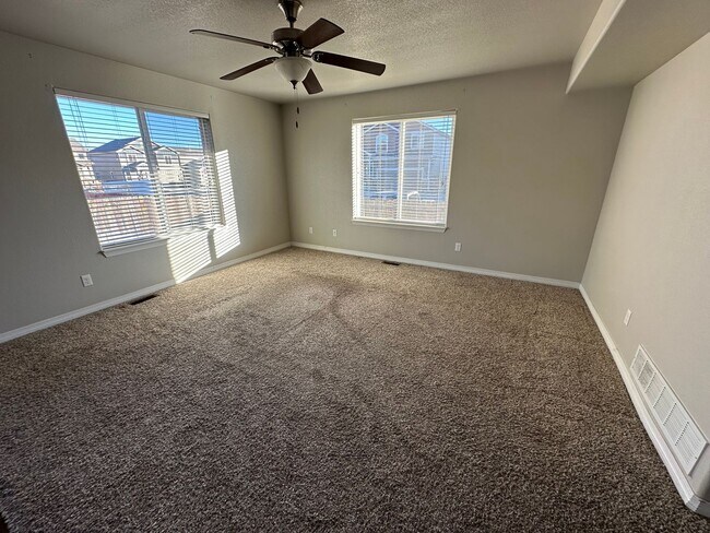 Foto del edificio - AMAZING 4 BED, 3 BATH HOME LOCATED IN LORS...