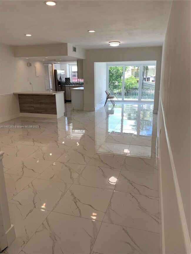 Building Photo - 7326 S Miami Lakeway S # 7326