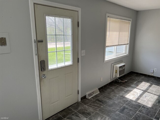 Building Photo - 2 br, 1 bath Duplex - 232 Miles St