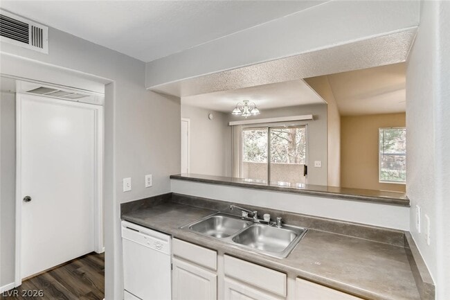 Building Photo - 555 E Silverado Ranch Blvd