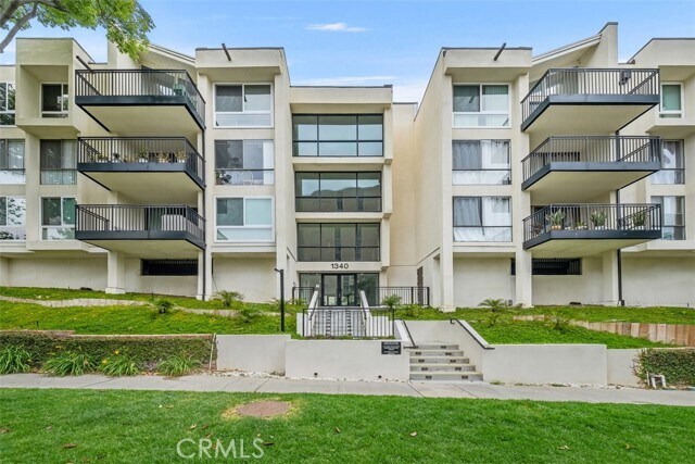 Foto principal - 1340 S Beverly Glen Blvd