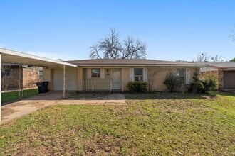 Building Photo - 110 S Oak Dr